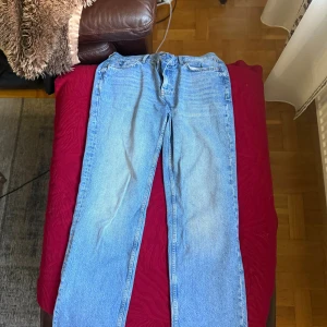 Ljusblå jeans från gina tricot - Ljusblå jeans från g perfect jeans i klassisk femficksmodell. Jeansen har raka ben, normal passform och snygga slitningar framtill. Midwaisted