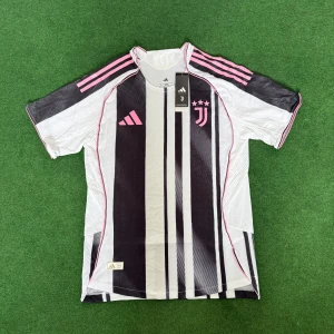 Juventus 25/26  matchtröja Adidas - Juventus fotbollströja från Adidas med svartvita ränder och rosa detaljer. Klassisk kortärmad modell med rosa Adidas-logga och Juventus-emblem på bröstet. Tillverkad i lätt och ventilerande funktionsmaterial, perfekt för träning eller match.