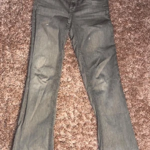 Grå jeansbyxor från Gina Tricot 158 - Snygga grå jeansbyxor från Gina Tricot i storlek 158. Klassisk femficksmodell med raka ben och normal passform. Perfekta till en chill vardagslook och lätta att matcha med det mesta. Materialet är mjukt och bekvämt bomullstyg med lite stretch.