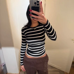 Svartvit randig långärmad tröja - Använd få gånger, stretchig