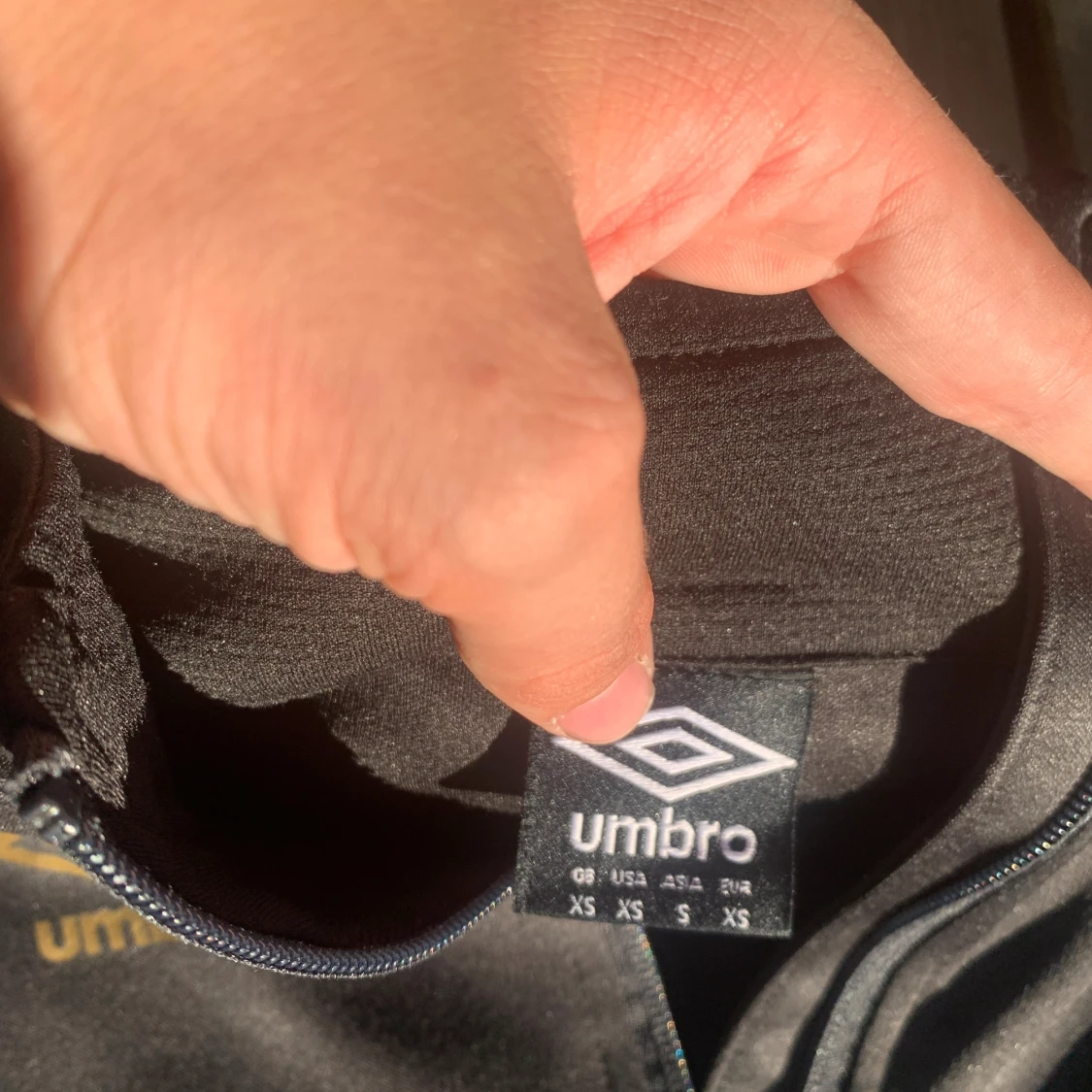Umbro tröja storlek xs i färgen svart och guld detaljer mycket bra skick! - 2