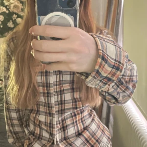 Rutig vändbar skjorta, replay - kan användas ut och in, skönt material & rätt varm, skriv för frågor!! lappen kvar, pris kan diskuteras 💞