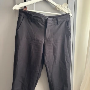 Kostymbyxor bikbok - Super snygga kostymbyxor ifrån BikBok, vet ej modellen då de ej står på. Men skulle säga att dem är bootcut med medelhög midja🩶