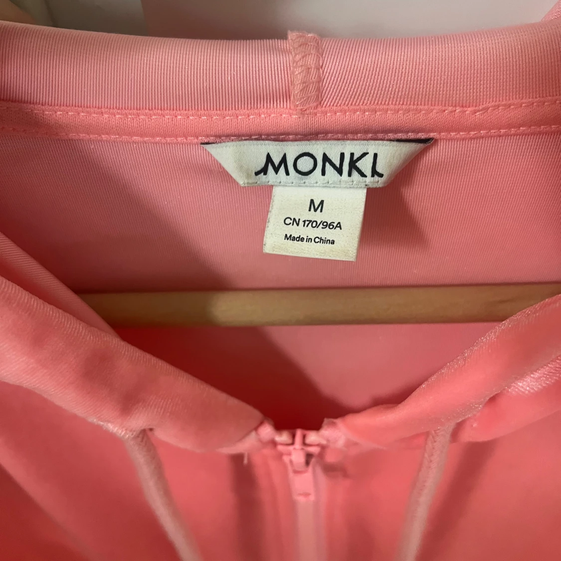 Rosa croppad hoodie från Monki - 2