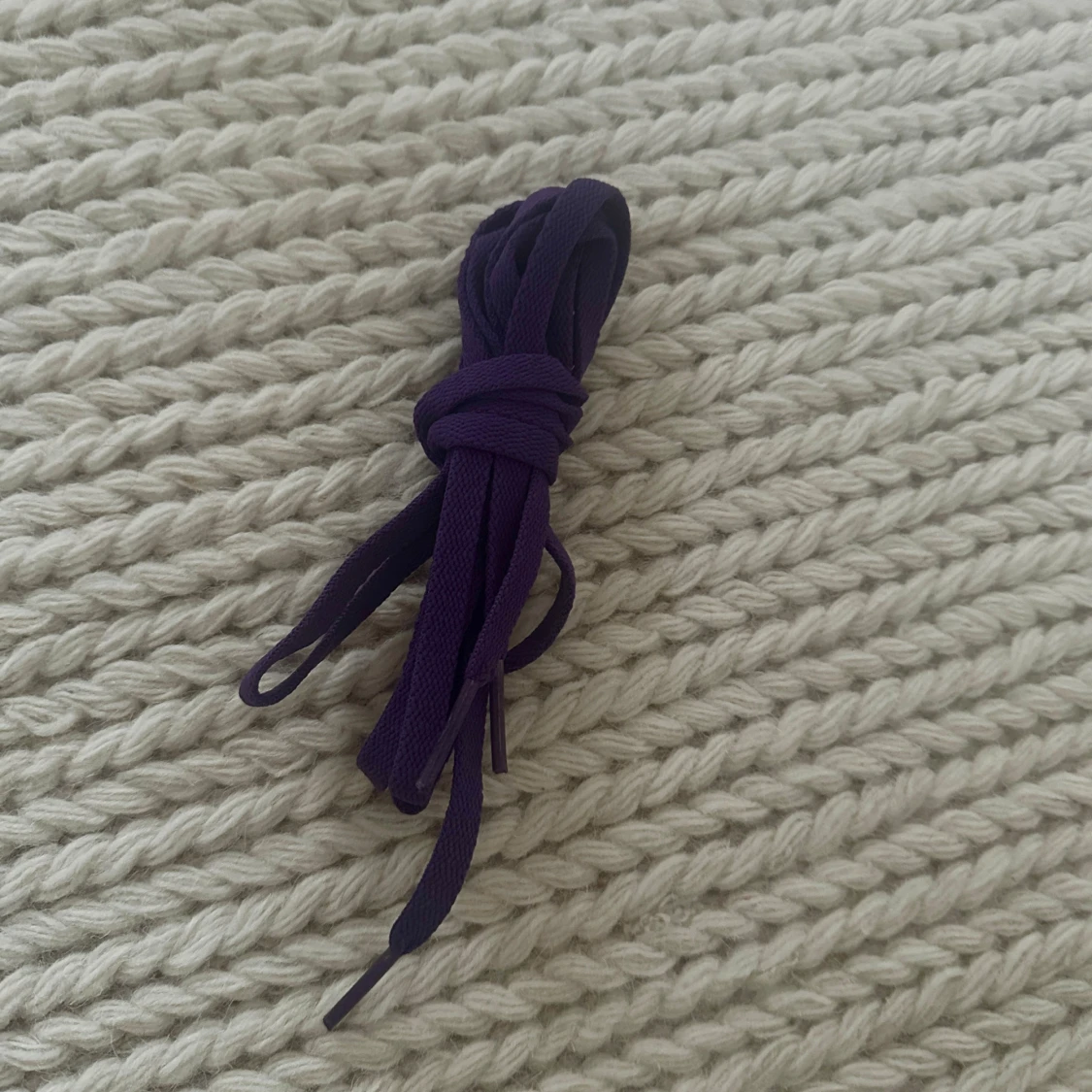 Lila skosnören i textil - 1