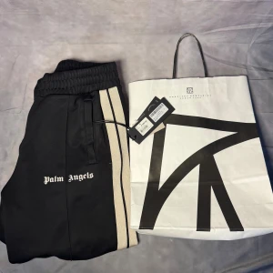 Palm Angels byxor - Riktigt snygga Palm Angels byxor| Använd några gånger | Köpta på NK | Passar runt 180