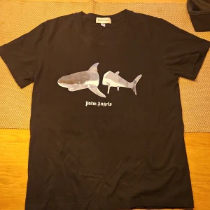 Svarta t-shirt mend tryck på - Säljer nu min riktigt feta svarta t-shirt då den är jätte liten på mig och är inte använd någon gång!