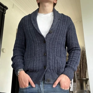 Cardigan från Pier One - Säljer en schysst cardigan från Pier One | Nyskick, använd någon enstaka gång | Storlek Medium | Modellen på bilden är 178cm | Hör av dig vid minsta fundering