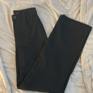 Pull&bear kostymbyxor - Kostymbyxor från pull&bear, använd fåtal gånger så väldigt fint skick