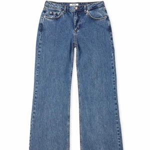 Nakd jeans med låg midja  - Lågmidjade jeans från NA-KD, använda en gång nytt skick! 
