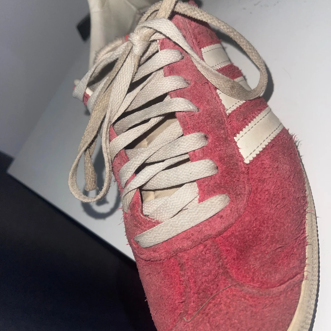 Adidas Gazelle röda sneakers mocka - 2