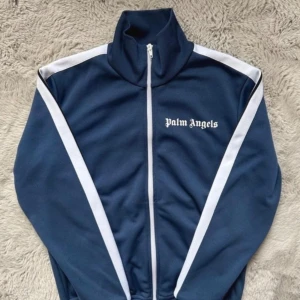 Palm angels kofta  - Palm Angels kofta i storlek S ~ köpt på Farfetch ~ bevis finns ~ inga som helst defekter skick  ~ pm vid frågor ~ pris går att diskutera