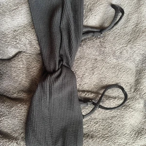 Svart bikini med knyt🤍 - Snygg svart bikini från H&M i storlek 36. Bikinin har en ribbad struktur och knytband som ger en trendig look. Tillverkad i mjuk polyesterblandning som sitter skönt. Perfekt för stranden eller poolen i sommaren! Vet ej var den är för kupa men den är för liten för mig som vanligtvis brukar ha typ 80b eller 75c!🫶🏻