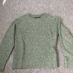 Grön stickad tröja från Vero Moda - Mysig grön stickad tröja från Vero Moda i storlek S. Tröjan har rund halsringning, ribbade muddar och lång ärm. Inte använd så mycket