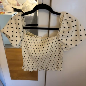 Prickig topp  - Prickig topp från h&m 