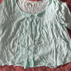 Blus från märket Svea - Ljusblå blus från Svea. 