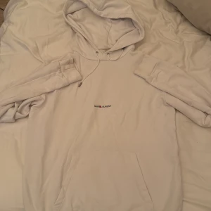 Vit hoodie från Saint Laurent - Påse och allt ingår köpt i butik .köpt för 7900kr för 6 månader sedan