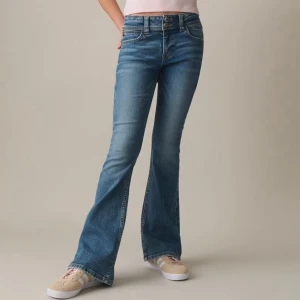 Bootcutjeans Gina Tricot Young - Säljer dessa bootcut jeans från Gina Young. Storlek 170, midjemått: 38 cm och innerbenslängd: 79 cm. Långa på mig som är 168. Endast använd fåtal gånger och i fint skick. 220 kr + frakt. Vid fler frågor, etc skriv privat 🩷🫰🏼💐🙏🏼🏄🏽‍♀️☀️🍋‍🟩