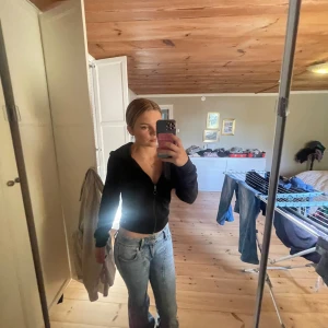 Svart tröja från Gina Tricot XS - Säjler en svart zipp hoodie från Gina Tricot i storlek xs. Har använt flera gånger men har ingen användning för den längre, den ör fortfarande i gott skick. Perfekt att matcha med ett par ljusblåa jeans (som jag också säljer)