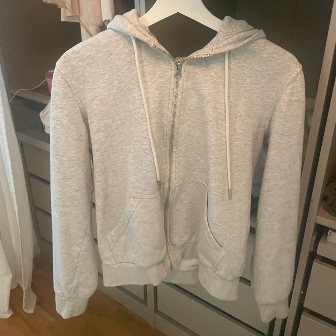Ljusgrå hoodie med dragkedja