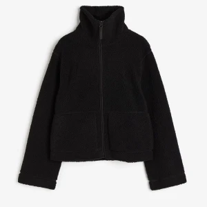 Svart teddyjacka med dragkedja - Mysig svart teddyjacka med hel dragkedja framtill och långärmad modell. Jackan har en loose passform och är perfekt för kyliga dagar. Den fluffiga ytan ger en trendig look och passar till jeans eller leggings.slutsåld!!😍