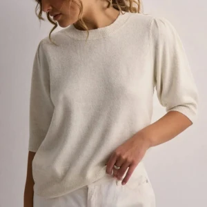 Beige stickad tröja med puffärm från Only - Superfin beige stickad tröja med puffiga trekvartsärmar och ribbade muddar från Only. Tröjan har en rund halsringning och är perfekt för dig som gillar en enkel men ändå trendig look. Passar snyggt till både jeans och kjol. Aldrig använd. 