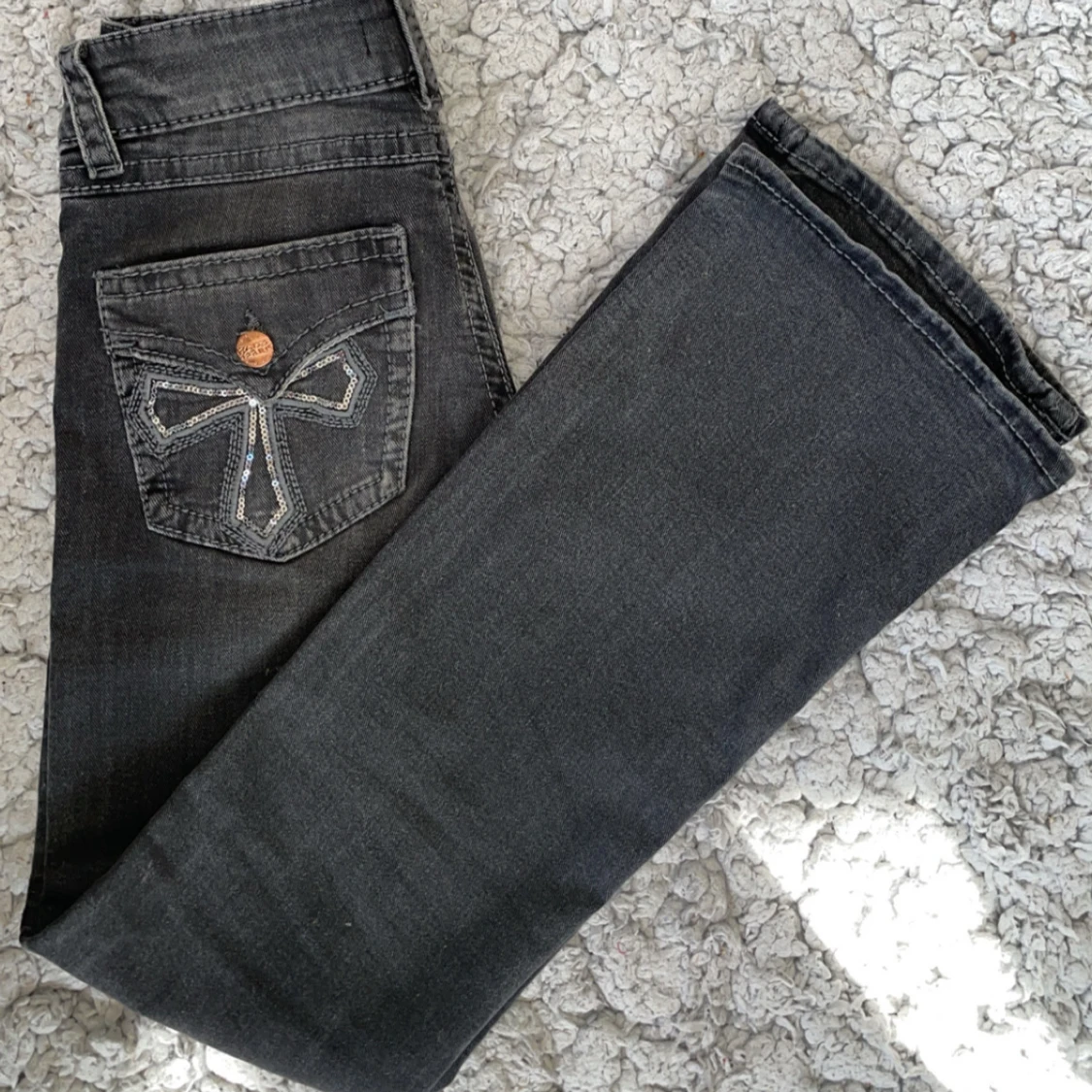 Svarta bootcut jeans med paljettdetalj