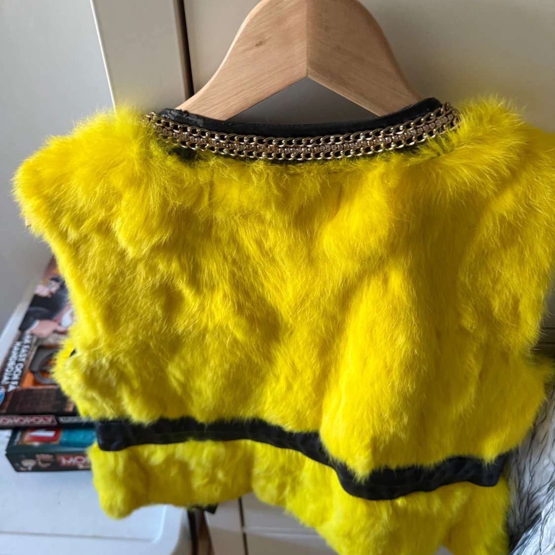 Gul pälsväst från Magnet Collection - 1