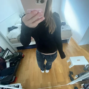 Svart stickad tröja - Säljer en svart, stickad tröja med lång ärm och tight passform. Tröjan har en enkel design och är perfekt att matcha med jeans eller kjol. Den är gjord av ett ganska tjockt tyg💓