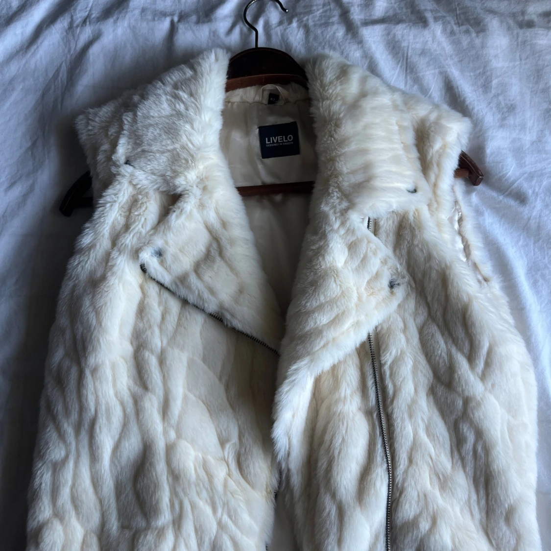 Vit pälsväst från Livelo - 1