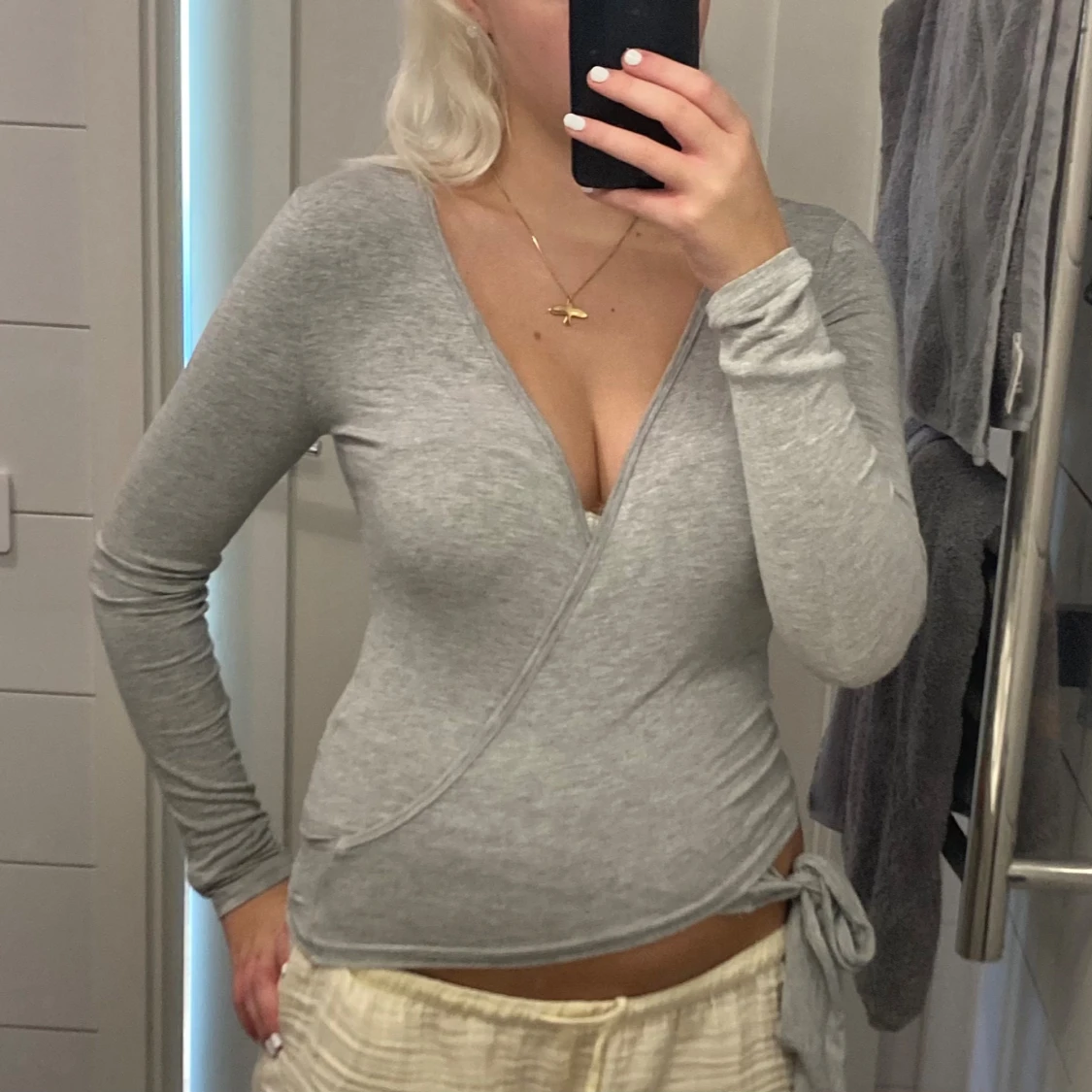 Omlottopp i grått och svart med knyt