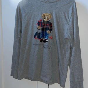 Säljer en polo Ralph Lauren hoodie  -  Säljer denna eftersom den inte passar mig längre Den är i helt nytt skick ungefär och är jultema