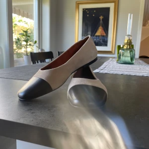 Ballerinaskor - Säljer nu min mammas ballerinaskor då dom inte fall henne i smaken… Skorna är endast provade och helt oanvända. Skorna är märket vagabond och i storlek 38, extremt fina både till vardag, fest eller ett möte!😁