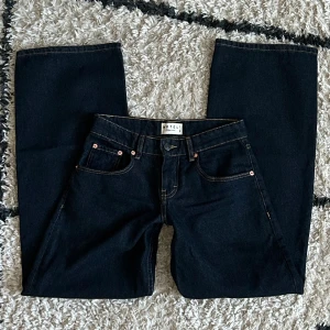 Motel Rocks Jeans - Snygga mörkblå baggy bootcut jeans från Motel Rocks perfekta för hösten