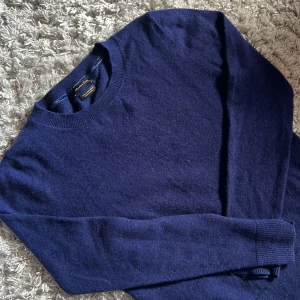 Massimo Dutti 100% Kashmir - Säljer denna riktigt snygga Massimo Dutti tröjan i 100% Kashmir. Tröjan är i bra skick förutom att den har krymt. Var från början storlek L nu passar den S. Bara att skriva över frågor och funderingar