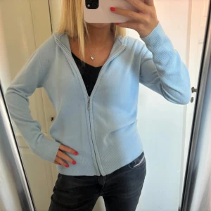 Ljusblå zip up tröja - Ljusblå zip up tröja lik soft goat men lappen finns inte kvar så minns inte var jag köpte den men bra skick och väldigt snygg