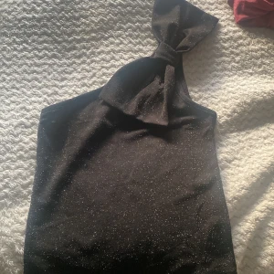 Glittrig topp  - Säljer denna sneskurna topp ifrån kappahl, använt en gång, perfekt till Nyår eller julafton, i storlek 158-164 kan sälja för 100kr