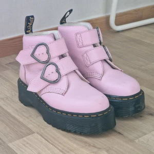 pastellrosa docs 💘 - köpta för 2400kr! äkta doc martens, varma och passar perfekt på vintern! använda men i gott skick 💖