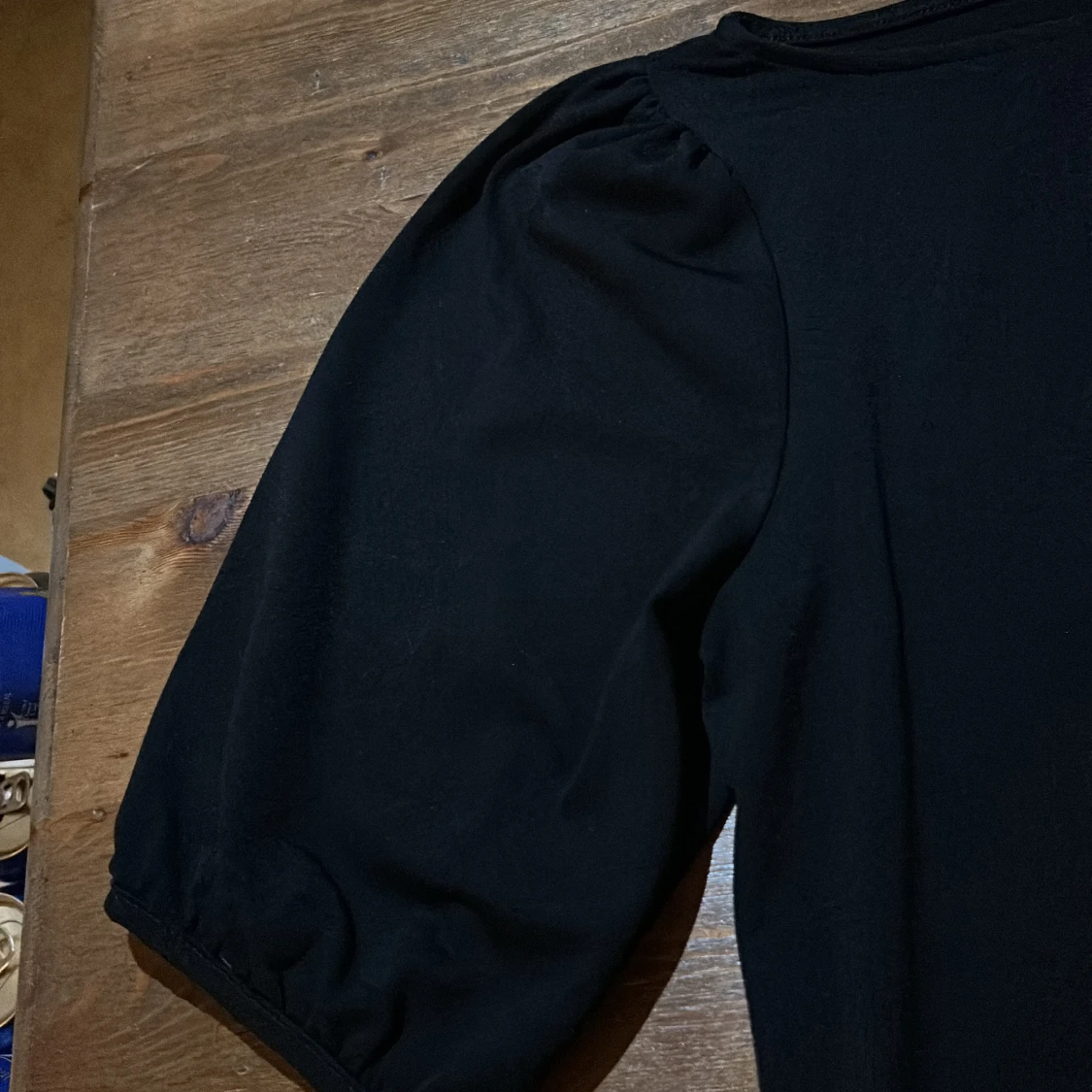 Svart topp med puffärm från H&M - 1