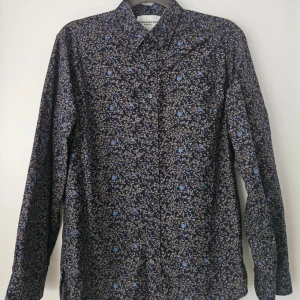 Skjorta These Glory Days - I bra men använt skick, säljes då jag lagt på mig och den inte passar längre. Hel och ren, lär behöva en strykning.  (Katt finns i hemmet)  Köp alla skjortor=Billig bundle