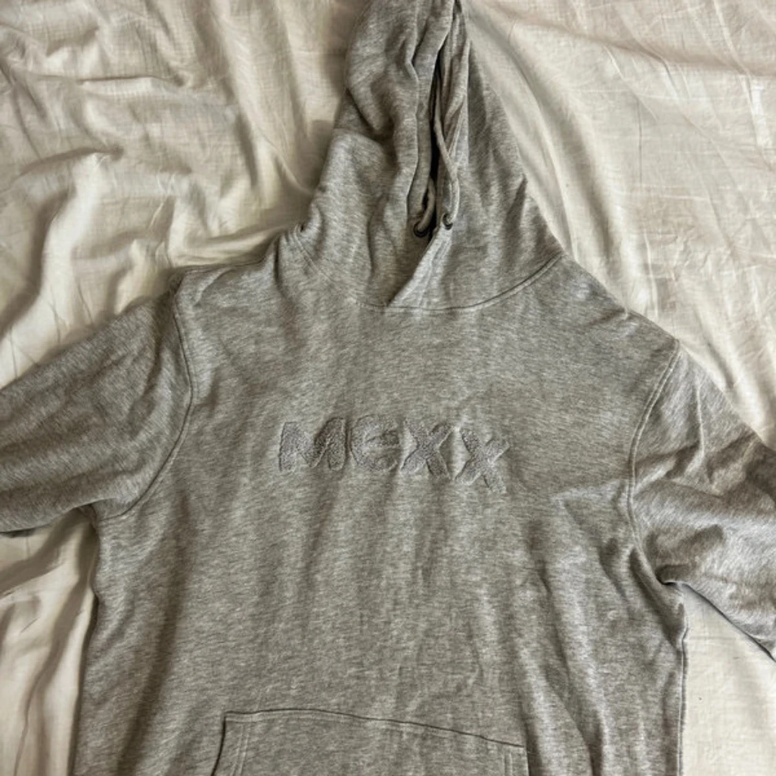 Grå hoodie från Mexx med broderad logga