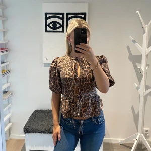 Leopard blus med puffärm - Använd få gånger, bra skick!