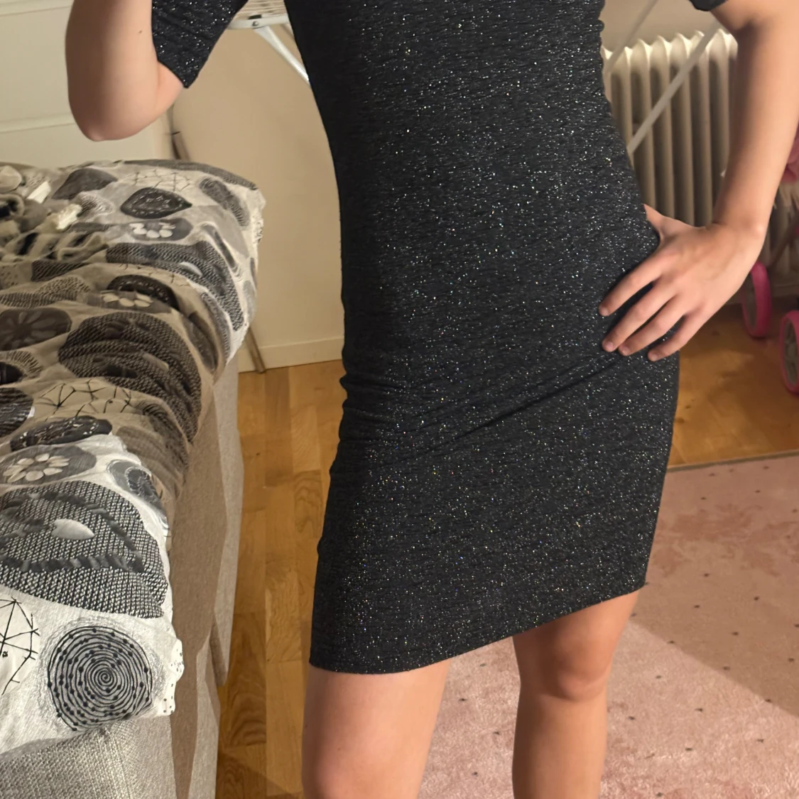 Glittrig svart kortklänning - 3