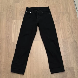 Svarta Sweet Loose Jeans från Sweet SKTBS - Svarta jeans från Sweet SKTBS i modellen Sweet Loose Jeans. De har en loose passform, raka ben och klassisk femficksdesign. Tillverkade i 100% bomull för en skön känsla och streetig vibe. Snygg läderpatch bak i midjan med Sweet Skateboarding Company-logga.