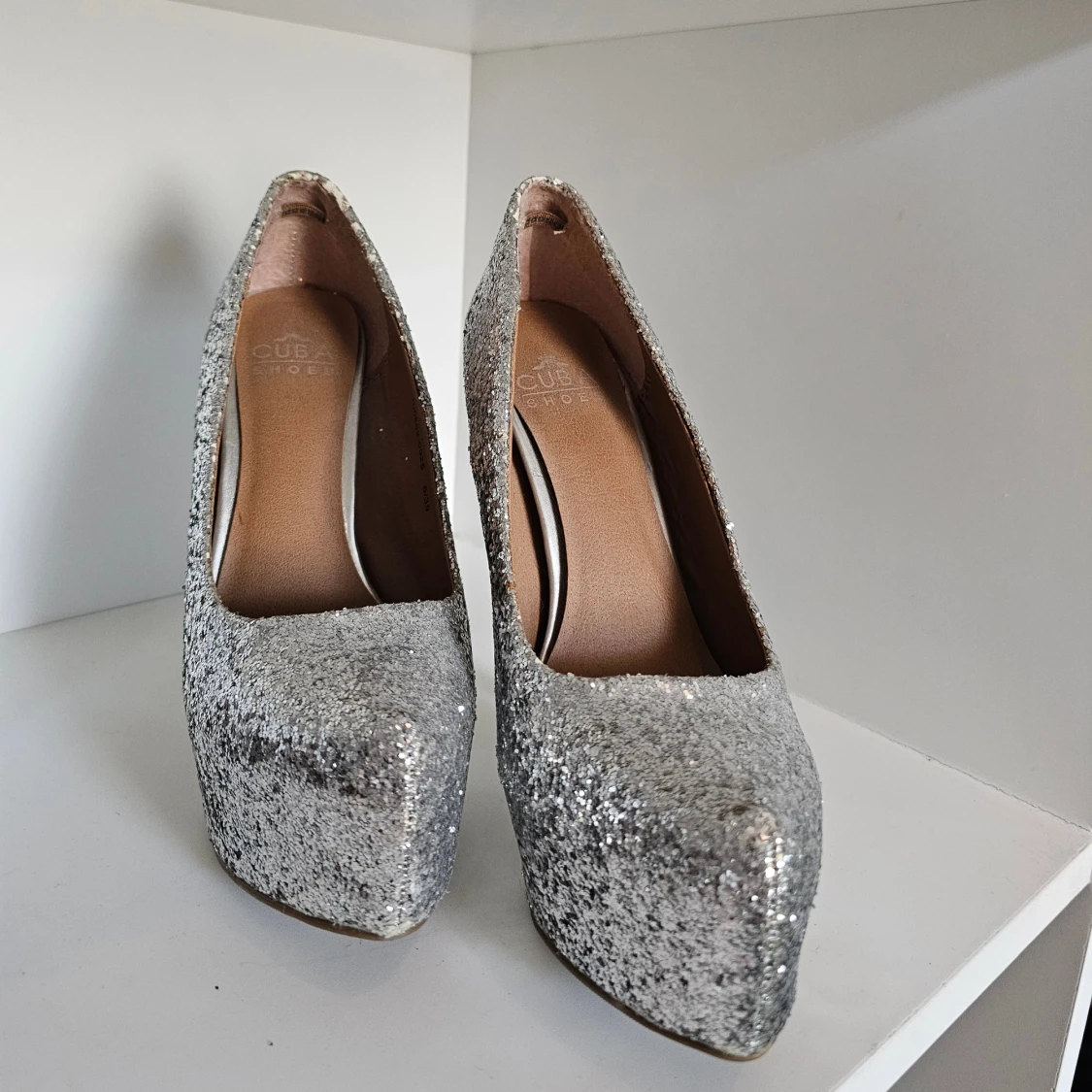 Glittriga silver pumps med platå 