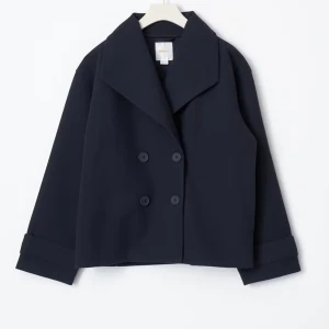 Marin blå kappa - Stilren svart kappa med bred krage och dubbelknäppning framtill. Jackan har långa ärmar med uppvikta muddar och en boxig, något croppad passform. Perfekt för dig som gillar klassisk men modern stil.