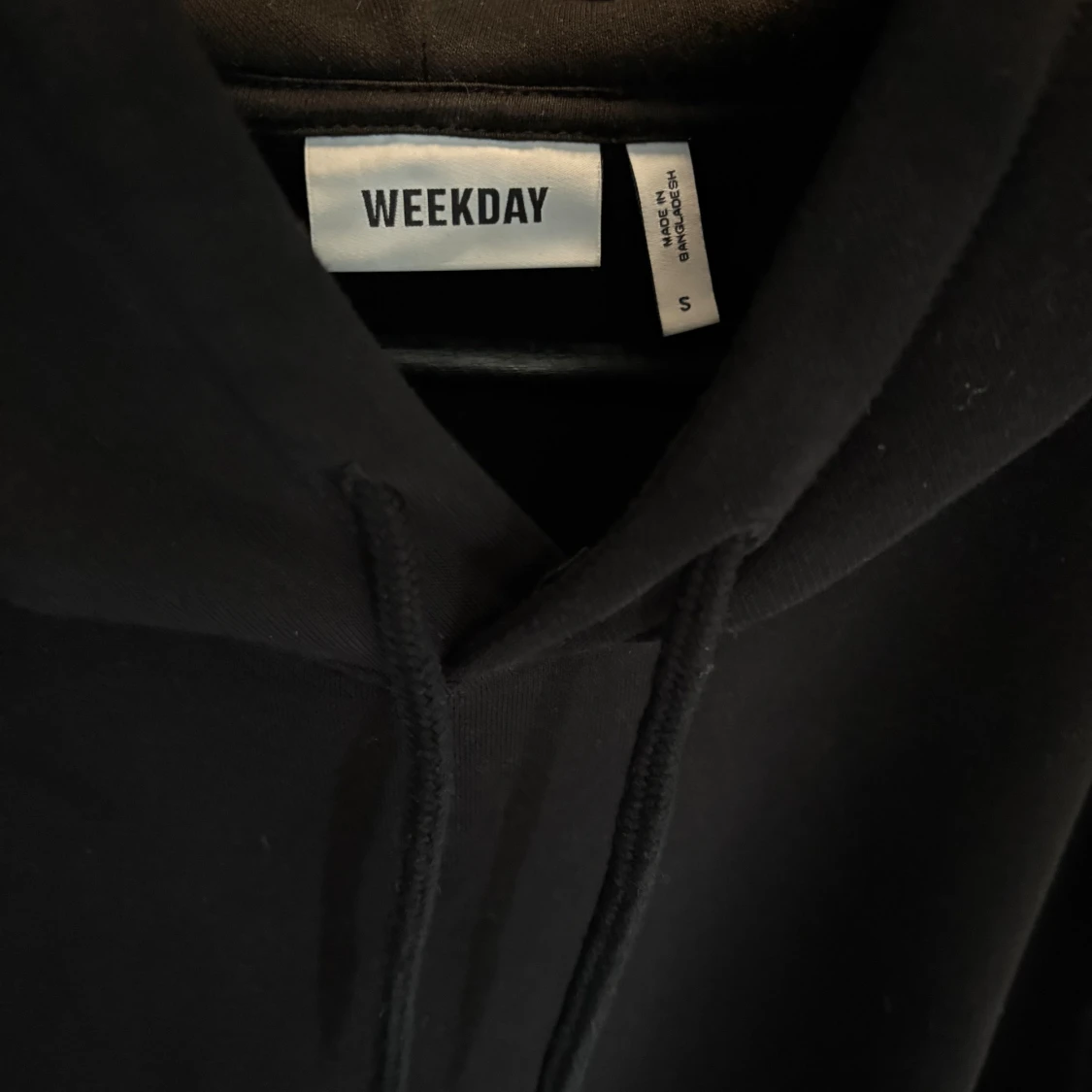 Svart hoodie från Weekday med huva - 1