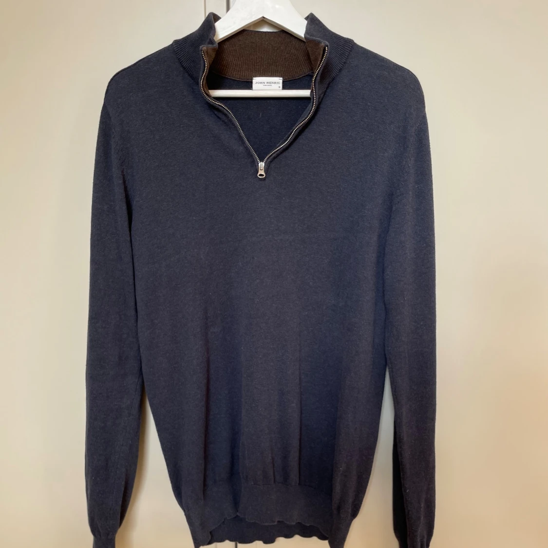 Mörkblå stickad tröja från John Henric