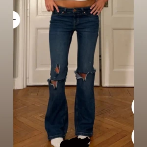 Blå bootcut jeans - Säljer mina jätte snygga mörkblå jeans, de har en låg midja och bootcut modell. Köpta här på plick för 800kr och har knappt blivit använda tyvärr💞