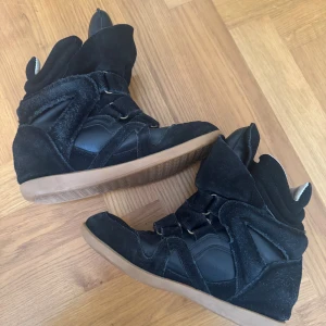 Isabel marant skor  - Säljer mina Isabel marant skor, de är använda men har mer att ge!! Jag har storlek 39 o de passar bra på mig. Köpt här på Plick för 4300kr